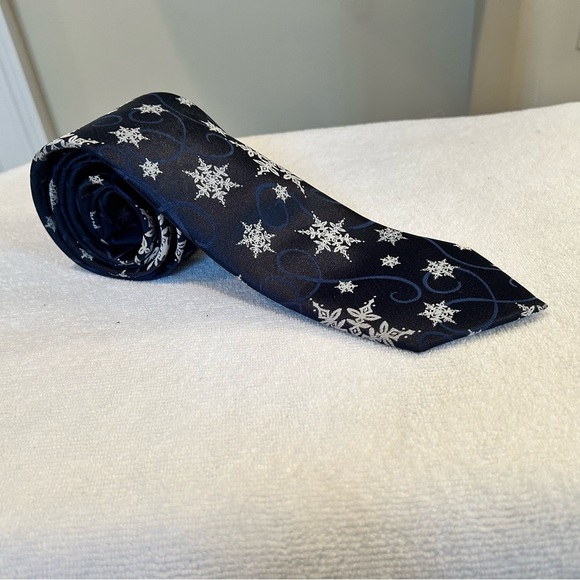 Authentic Hallmark Inc. Holiday Christmas Traditions Tie - Picture 1 of 4